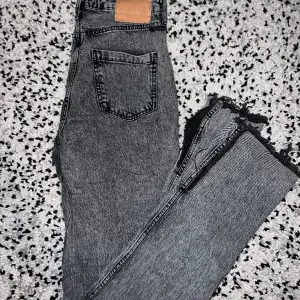 Grå bootcut jeans från Zara, medelhög midja, strl 38