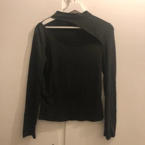 Fest tröja - super fin top men cutout på framsidan men kommer aldrig till användning längre tyvärr, inga defekter 💗