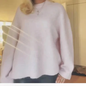 Gina stickad tröja  - Skitsnygg rosa stickad tröja från gina som är helt slutsåld och inte säljs längre storlek xs💕