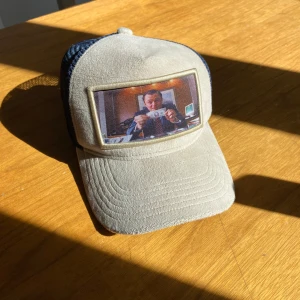 Fibonacci keps - En beige/marinblå Fibonacci keps. Använd men fortfarande bra skick. Nypris runt 500-600 säljer för 250.