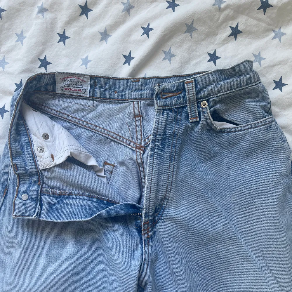  Hejsan, säljer mina blåa jeans som är för små för mig :))  Storlek XS-S beroende på hur man vill att de ska sitta. Inga defekter och som nya . Jeans & Byxor.