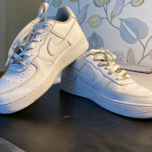 Air forces 1 - Storlek 38,5, Uk 5,5.  Skick 7/10 Pris kan diskuteras.