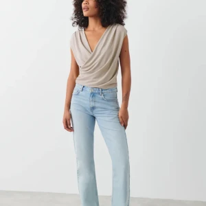 Festtopp  - Säljer denna helt oanvända topp från Gina tricot då den inte kommit till användning. Ordinarie pris är 259 kr   (Färgen är rättvisast på bild 1)  OBS! Köparen står för frakten