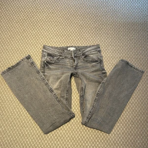 Gina tricot jeans - Skriv ifall du har frågor!! Har även ett annat par exakt lika dana i blå!
