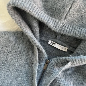 Stickad med dragkedja  - Stickad sweatshirt med dragkedja från Zara. Använd ett fåtal gånger. (bild två är från Zaras hemsida) 