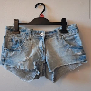 Lågmidjade jeansshorts  - As snygga jeansshorts, perfekta till sommaren🌷