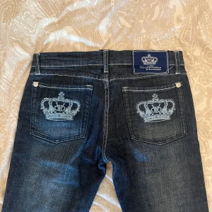 Victoria Beckham jeans  - Raka Victoria Beckham jeans i storlek 30, sömmen högst upp vid grenen har släppt lite men inga hål finns (se sista bild) Men annars är de sparsamt använda och i mycket fint skick. Midjemåttet är 78 och Innerbenslängd 83