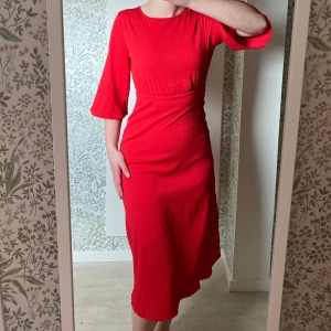 Röd sommarklänning - Röd sommarklänning från Vila. Använd en gång på ett bröllop. Pris är exklusive frakt.