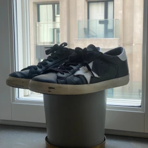 Golden Goose Skor - Använda endast ett par gånger för att testa, säljer då de sitter lite för smått på mig.  