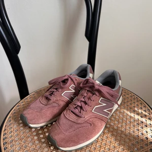 New Balance - sneakers - Gammelrosa sneakers från New Balance i strl. 37,5. Något stora i storleken, har vanligtvis 38 och de passar mig fint. Material är tyg och mocka. Använda men i väldigt fint skick!