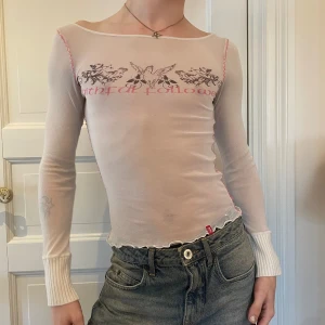 Vintage Esprit mesh topp rosa ljusrosa fairy cottagecore  - Vintage off white långärmad mesh tröja med muddar, bred ringning och rosa contrast stitching köpt på Depop 🌸💫 OTROLIGT tryck med strass detaljer, från gaaamla Esprit🌾🪷