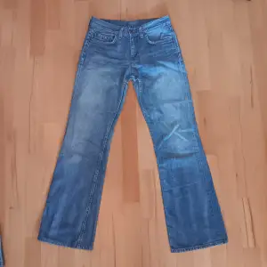 Ett par jeans från tommy hilfiger :) Innerbenslängd 81 cm, midjemått 36 cm