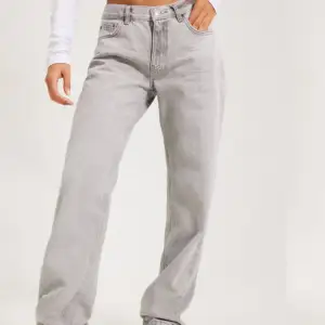 Lågmidjade gråa jeans ifrån Gina tricot. Använda fåtal gånger och är i nyskick. Ordinarie pris 599.