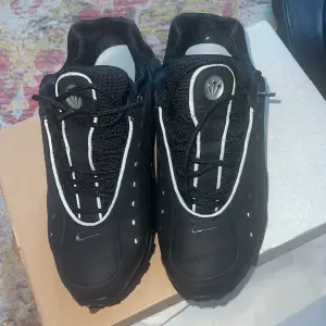 Svarta AIR TERRA/NOCTA (drake’s collab märke med Nike) helt nya och frächa endast använda 1 gång. Säljs då jag vill bli av med skor och dessa var lite för små för mig. Storlek 37.5. Rena kommer i original låda 🤍✨