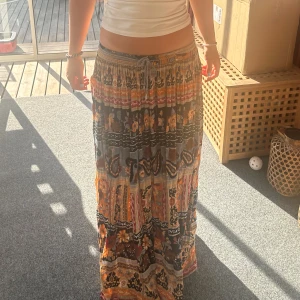 Vintage lång kjol - Köpte second hand, bra skick! Pris kan diskuteras.