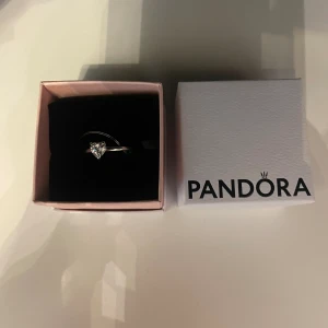 Pandora ring - Säljer denna ring, då jag inte är en silver person. Är osäker på storleken men tror den är 17 eller 18. Aldrig använd. 