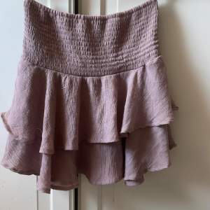 Säljer denna urgulliga kjol men kan också användas som topp i stl s❤️