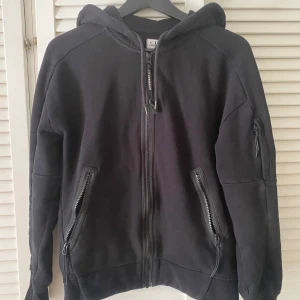 C.P Company Tröja - (Äkta) finns digitalt kvitto! Snygg tröja, knappt använd köpt för ett halv år sedan. Priset går att snacka om!