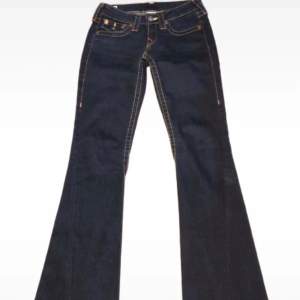 True religion jeans midjemåttet rakt över 38 cm dom är lågmidjade och bootcut