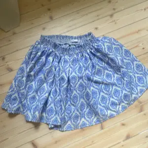 Söt mönstrad kjol som är perfekt till sommaren! Fint skick. 