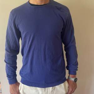 Säljer nu en schysst tröja från Massimo Dutti. Den är i en skön blå färg med ”patches”. Den är i storlek XL men sitter som L. Personen på bilden är 186 och tröjan passar mellan 182-190. Inga skador/defekter Pris: 299