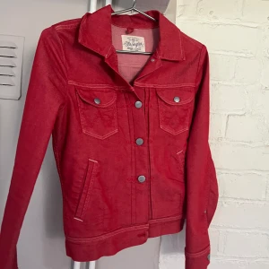 Röd jacka - Röd skinnjacka ifrån wrangler