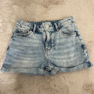 Blåa jeansshorts  - Säljer dessa för att de är för småa, annars super fina jeansshorts nu till sommaren. Storlek 146