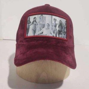 Velvet keps-Exit motiv - Helt ny NORDIC accessories velvet keps med EXIT motiv.