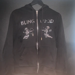 BlingLucid kofta - En rhinestone kofta från märker ”rhinestone” några stenar är borta men säljs till bra pris