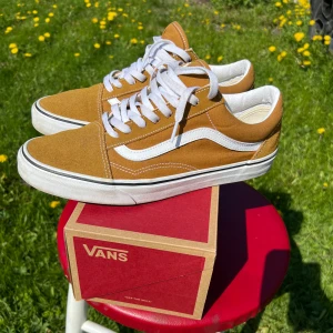 Vans Old Skool Golden Brown - Vans säljes. Storlek 44.5. Relativt bra skick. Original box på bild medföljer. Pris kan diskuteras!