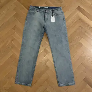 Helt nya Woodbird jeans, storlek 33/32
