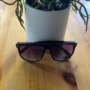 Identiska solglasögon - Ray Ban Boyfriend - De här glasögonen är identiska med Ray ban Boyfriend och ser nästan exakt likadan ut.De ligger på ett lågt pris nu och kommer förmodligen höjas lite senare så passa på nu och köp dom här fina solglasögonen inför sommarn. Har 3st kvar! Skynda & köp!!!