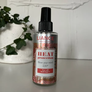 Heat protection - Värmeskydd från Liance. Doftar vattenmelon 💓skyddar upp till 220 grader. Se mängd på bild 2, går upp till silvriga delen på flaskan.