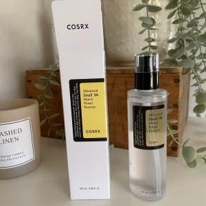 Snail essence COSRX - Trendiga snail essence från COSRX! Endast provad en gång på handen annars helt ny, orginal förpackning följer med☺️☺️ Nypris: 299kr Säljer för: 149kr🤗