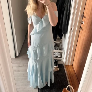 Balklänning  - Är det någon som är sugen på att köpa denna jätte fina somriga klänning/balklänning? Skriv eller tryck på köp direkt. Slutsåld på hemsidan, säljer då jag hittat en annan klänning💕SÄNKER INTE PRISET 