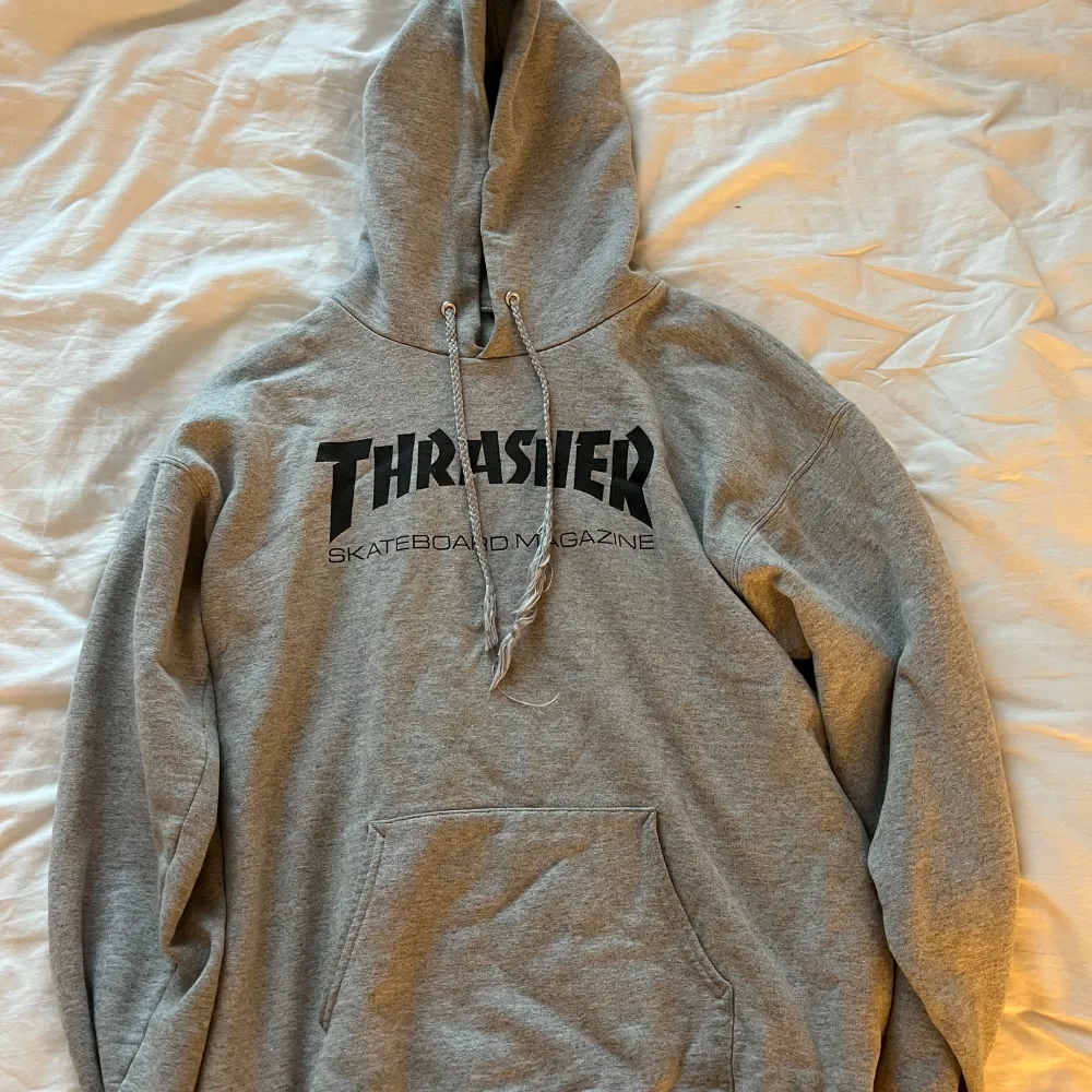 En grå thrasher hoodie, fint skick förutom snörerna som syns på bilden❤️. Hoodies.