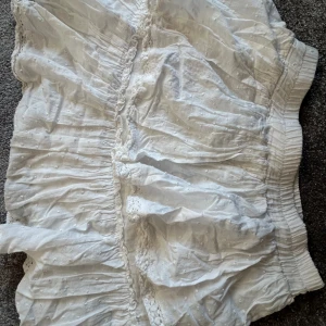 Söt vit kjol - Super söt vit kjol som är köpt secondhand 