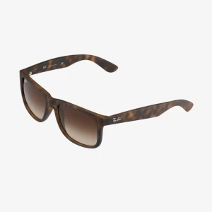 Ray-Ban solglasögon  - Varan är i bra skick använde dom ett fåtal gånger och det är dags för att sälja dom, köpte dem för 1500kr och letar efter någon som är villig att köpa den snabbt!