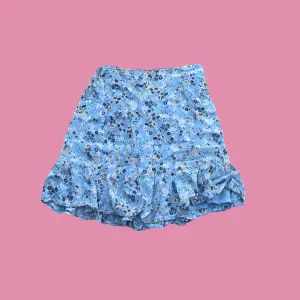 Blå blommig kjol, super fin till sommaren !! Storlek xs & är en fläck som ej går bort men den lägger man inte märke till så mycket. Kjolen är sydd 