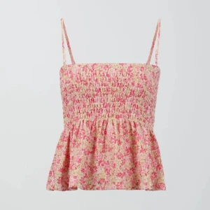 Fin somrig topp med blommor  - Använd en till två gånger Axelbanden går att ta av  Säljer då jag inte använder den Nypris 120 men säljer för 60kr