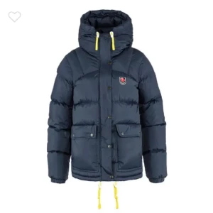Fjällräven jacka - Blå fjällräven köpt i vintras, därav bra skick 💕 nypris 7000