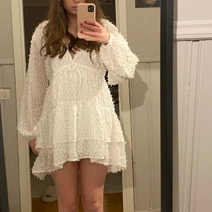 Vit klänning - Vit klänning som passar perfekt till studenten eller skolavslutning. Från NA-KD och är aldrig använd, har kapparna kvar och går att justera i midjan. Pris kan diskuteras 🩷