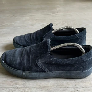 moncler slips - moncler slips i original italiensk storlek 44 vilket motsvarar runt 44.5-45 EU. relativt slitna och pris kan diskuteras vid snabb affär. Perfekta för sommaren 