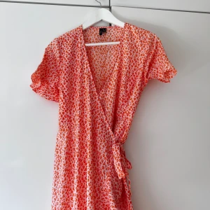 Sommarklänning - Säljer denna super fina nästan oanvända klänningen från vero Moda, den är super luftig och sånna fina färger