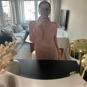 Klänning Nelly  - Säljer denna fina sommarklänning från Nelly  Köpt förra året  Storlek 38  Använd 1 gång