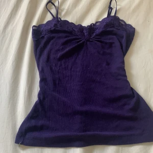 lila spets linne  - lila spets linne, perfekt kvalite 💗står ingen storlek men passar på xs/s/m. skriv om du har frågor💗 