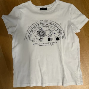 tshirt med detaljer - massa fina kristaller och dekorationer samt tryck på denna t-shirten. använd en gång. nyskick. storlek xs