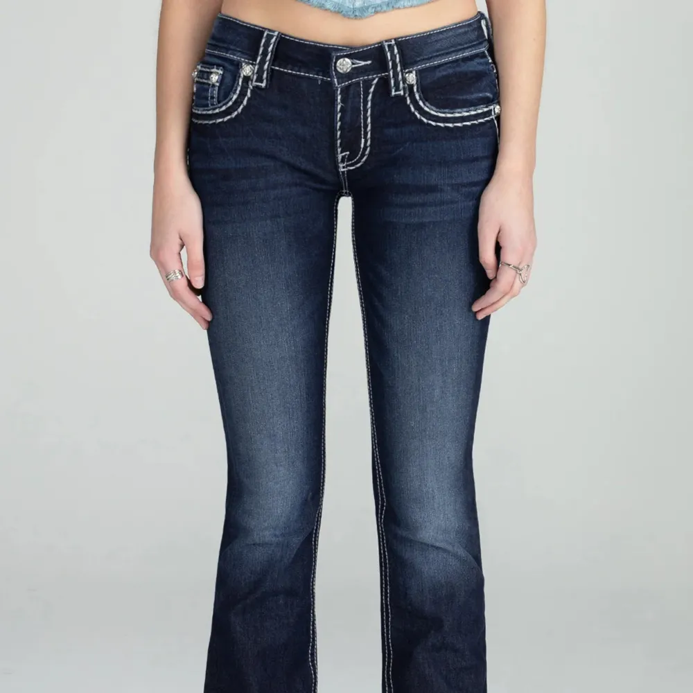 Säljer mina miss me jeans eftersom dom var för korta (jag är 1,68) min kamra är sönder så ber om ursäkt för dåliga bilder ordinarie pris 1 123kr . Jeans & Byxor.