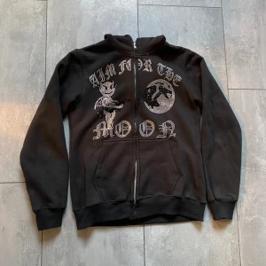 Aim For The Moon Zip hoodie - En Aim For The Moon Zip Hoodie i storlek S. Med rhinestone stenar på som alla är kvar. Den är i använt skick. Dragkedjan går hela vägen upp genom luvan. Säljer för 150