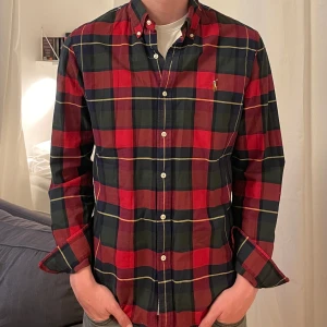 Ralph lauren flanellskjorta - Tja! Säljer nu min schyssta flanellskjorta från RL i fantastiskt skick! Modellen är 185. Tröjan är L men är slimfit så sittee mer som en lösare M!